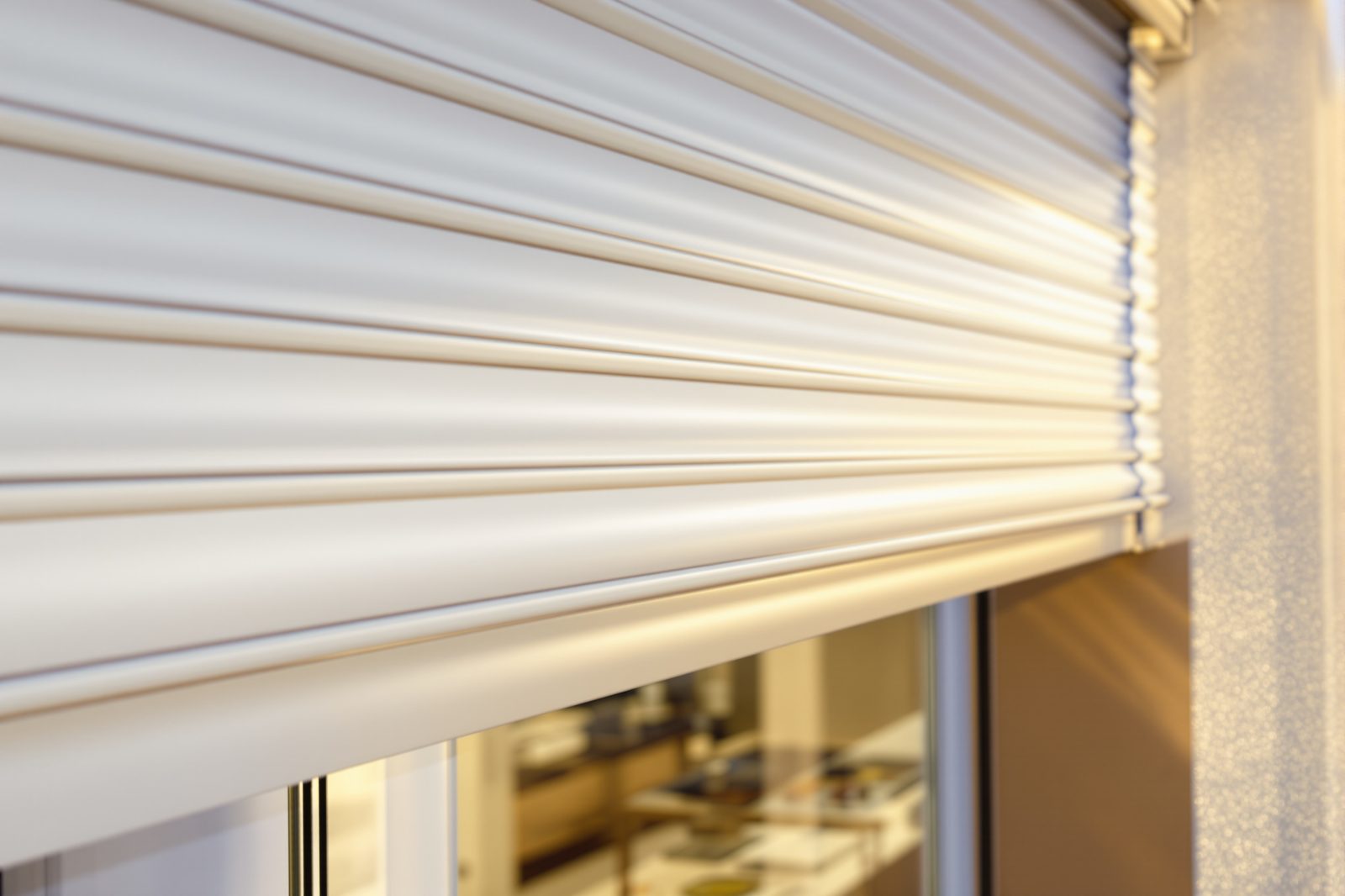 Volet roulant PVC blanc sur une fenêtre moderne à Lyon